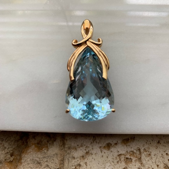 Jewelry - 🎊HP🎊NWT 14KY Custom Genuine Blue Topaz Pendant